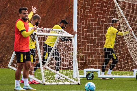 Brusque realiza treino tático no Barra visando adaptação no gramado