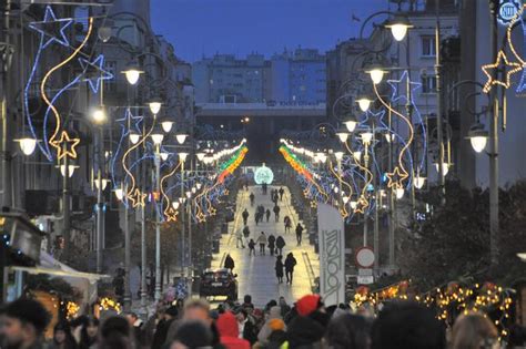 Świąteczne iluminacje w centrum Kielc Zobacz jak przystrojone są ulica