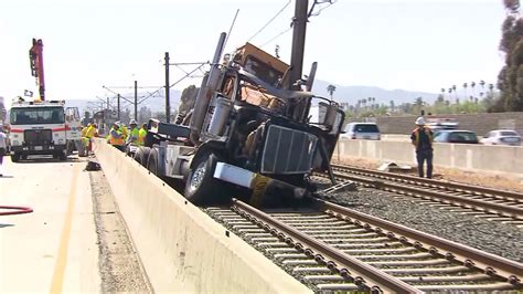 2 Big Rigs Collide On 210 Freeway In Pasadena Lanes Closed For Hours Ktla