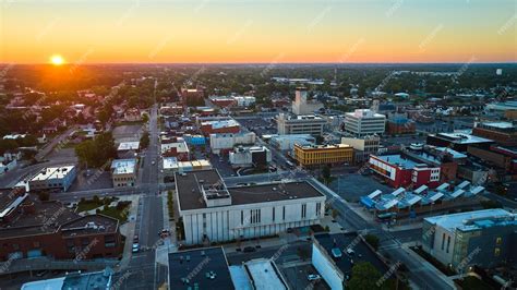 Premium Photo Brilliant Sun Rising At Dawn Over Muncie In Downtown