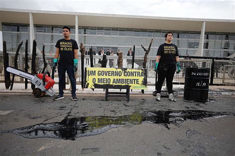 Crise do óleo e da Amazônia Greenpeace realiza ação contra desmonte