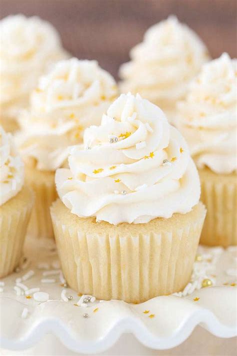 Moist Vanilla Cupcakes - Coolícias