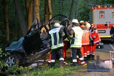 Auto Zerschellt An Baum P Rchen Stirbt Im Wrack