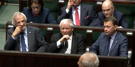 Sondaż Ogromna przewaga PiS Zyskuje też Konfederacja