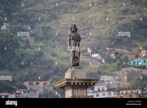 Vista de obelisco e estátua de Tiradentes na praça Tiradentes em Ouro