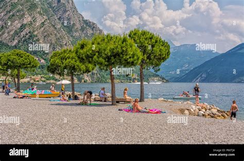 Menschen Am Strand Limone Sul Garda Gardasee Provinz Brescia