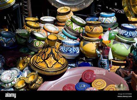 Pots De Céramique Colorée à Vendre Dans Le Souk De Marrakech Maroc