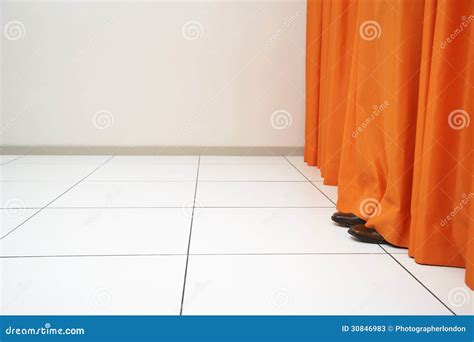 Persona Che Si Nasconde Dietro La Tenda Arancio Immagine Stock ...