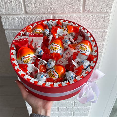 Подарок с Раффаелло, Любимов и киндер-джой любимой девушке на день ...