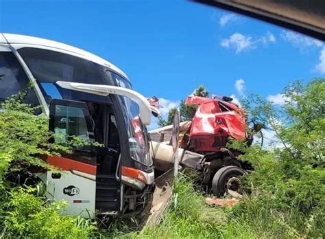 Acidente Entre Carreta E ônibus Deixa Pelo Menos Um Morto Na Br 116