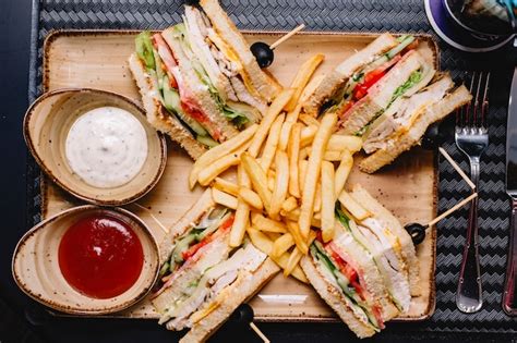 Vue De Dessus Du Club Sandwich Servi Avec Du Ketchup De Frites Et De La