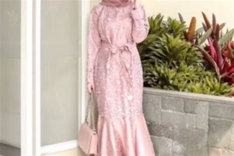 Membuat Tampilan Lebih Ramping Model Gamis Brokat Kombinasi Satin