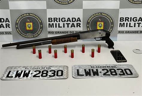 Três homens são presos por porte ilegal de arma de fogo e receptação em