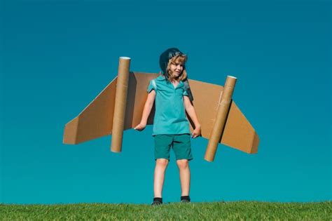 Libertad despreocupada y niños sueño niño sueños del futuro niño piloto