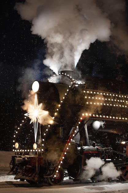 Festivamente decorado luzes retrô trem de natal nos trilhos nevado