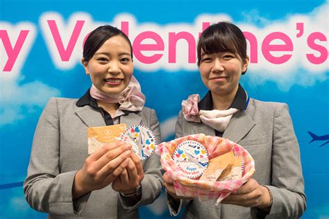 Ana、羽田空港カウンターなどでバレンタインチョコをプレゼント。2月14日限定 機内ではピエール・エルメや明治のオリジナルチョコを提供 トラベル Watch