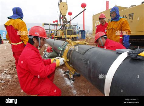 China myanmar pipeline hi-res stock photography and images - Alamy