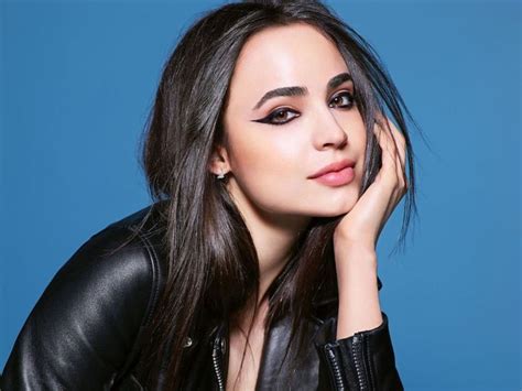 Sofia Carson Y Revlon Una Cult Favorite Una Estrella En Ascenso