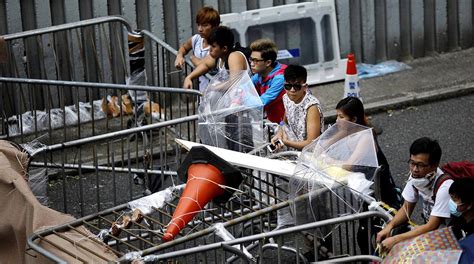 Polic A De Hong Kong Retir Las Barricadas De Los Manifestantes Mundo