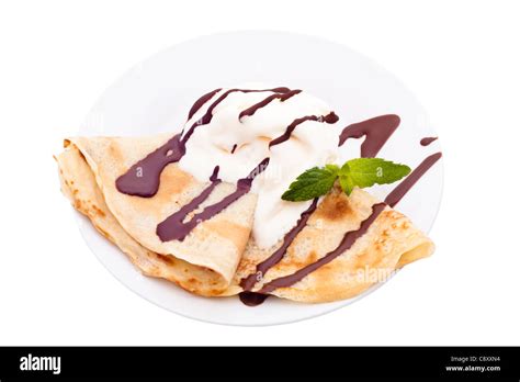 Crepe Con Helado De Chocolate Y Topping Aislado Sobre Fondo Blanco