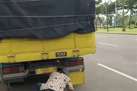 Sopir Truk Menjadi Korban Pencurian Saat Sedang Tidur Di Tol Cikupa