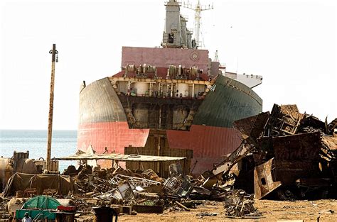 «Gadani Ship-breaking Yard , World's Third Largest Ship Breaking Yard ...