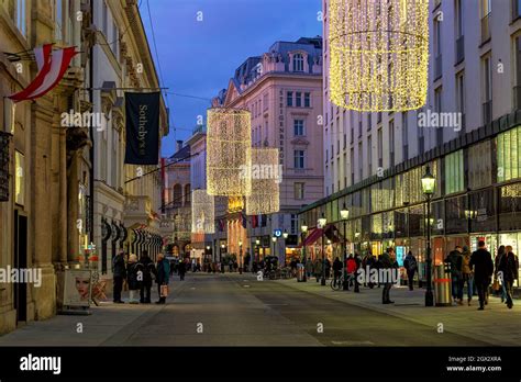 Viena Austria De Diciembre De Personas Caminando Por Una De