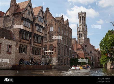 Paseos En Barco En Uno De Los Canales De Brujas En B Lgica Con La