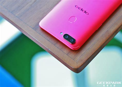 Oppo R11s 红色版图赏：当「全面屏」遇到了「星幕屏」 极客公园