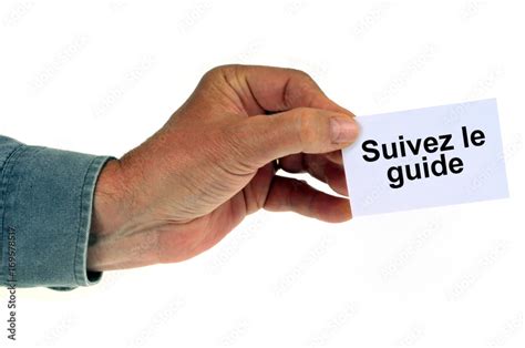 Main D Homme Tenant Une Carte Sur Laquelle Est Crit Suivez Le Guide