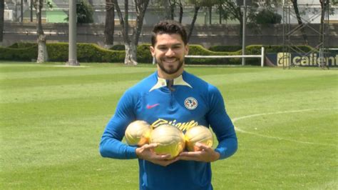 Henry Martín recibe sus tres Balones de Oro del Clausura 2023 ClaroSports