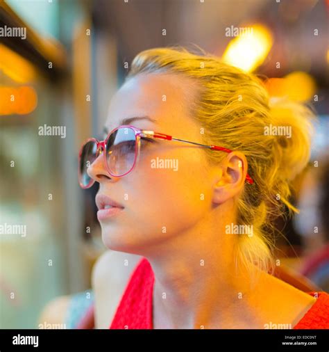 Mujer Mirando Por La Ventana A La Calle Fotografías E Imágenes De Alta Resolución Alamy