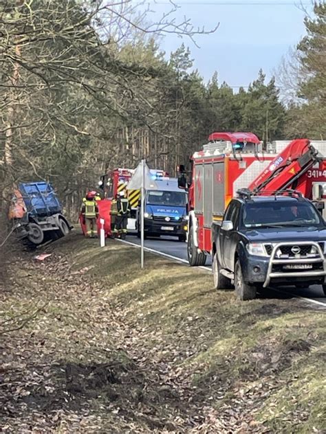 Tragedia Na Drodze W Toruniu Kierowca Ci Ar Wki Uderzy W Drzewo I W