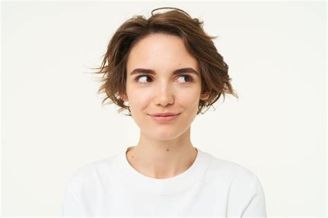 Primer Plano Retrato De Una Chica Morena Con Corte De Pelo Corto