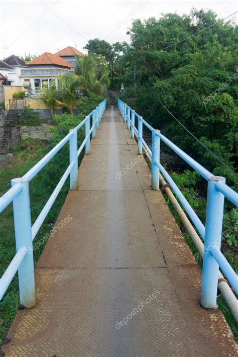 Un Peque O Puente Azul De Hierro Un Peque O Puente Que Conecta Dos