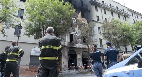 Incendio A Milano L Auto Sul Ponte Che Perdeva Benzina Gli Pneumatici