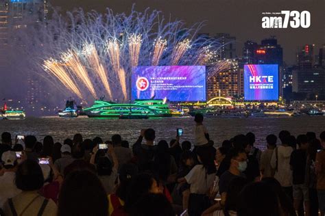 五一黃金周｜旅發局維港煙火表演如期舉行 大量市民於尖東海旁觀看 Am730