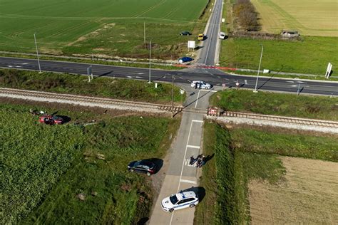 Vlak Naletio Na Osobni Automobil Kod Samatovaca Voza Smrtno Stradao