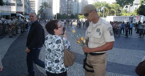 vc repórter guardas municipais distribuem 4 mil rosas no Rio