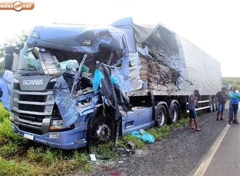 Motorista morre após colisão entre duas carretas na BR 316