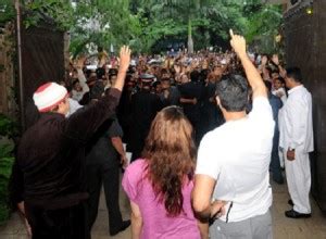 Amitabh, Aishwarya and Abhishek Bachchan waving to their fans at Jalsa ...