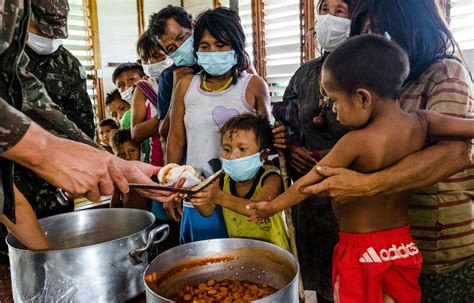 Une Aide Humanitaire De Larm E Pour Les Autochtones De Lamazonie