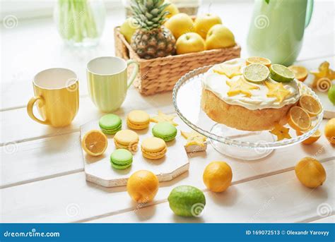 Pastel Al Desnudo Con Limones Y Limas Tulipanes De Flores En La Mesa