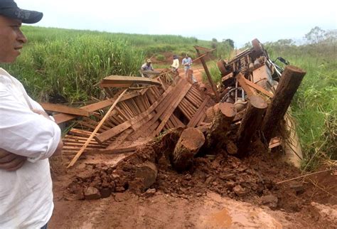 Caminh O Tanque Cai Em C Rrego Ap S Ponte De Madeira Quebrar Em