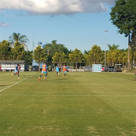 Mano repete time em treino Thiago Neves deixa campo mais cedo mas não