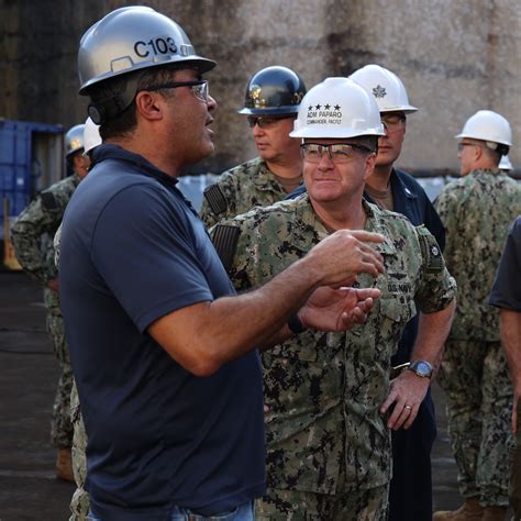 U S Pacific Fleet Commander Visits Pearl Harbor Naval Shipyard Naval