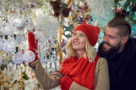 Hermosos Adornos Navide Os En El Mercado Navide O Foto Gratis