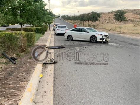 Choca contra camellón y luminaria en Hacienda los Morales conductor se