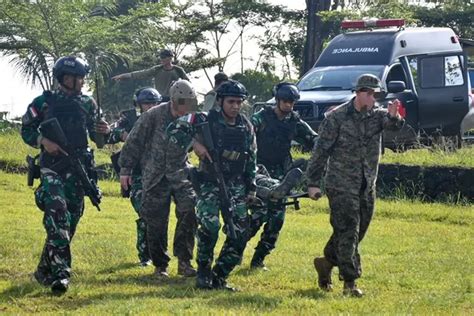 Prajurit Taifib Marinir Tni Al Dan Marinir As Gelar Latihan Evakuasi