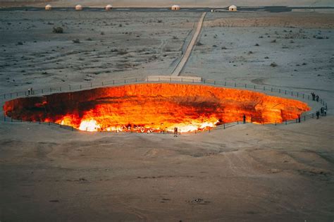 Darvaza Gas Crater, A Raging Inferno For Nearly 50 Years [Dark Tourism ...